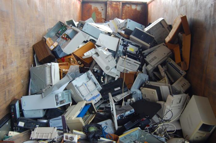 pile de matériel informatique à recycler
