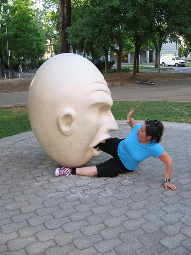 une statue qui mange une femme