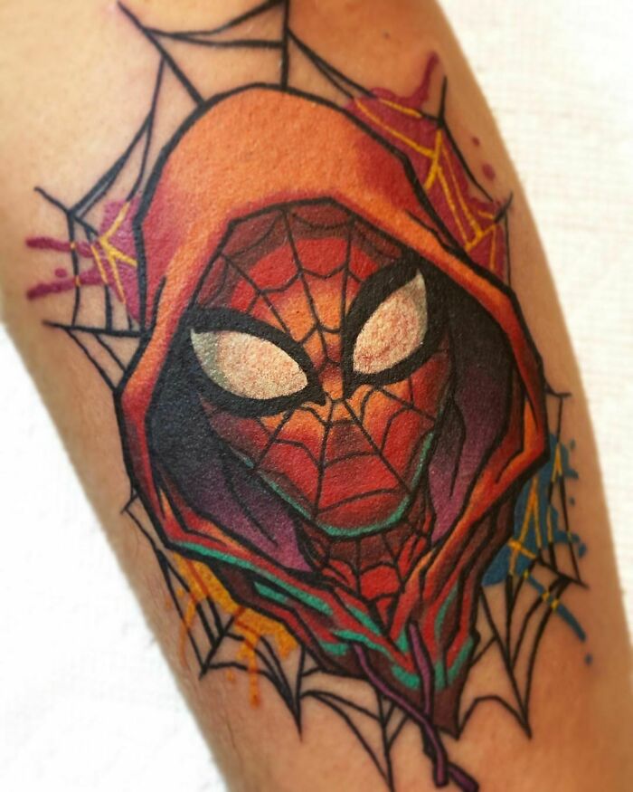 tatouage marvel spiderman avec une capuche