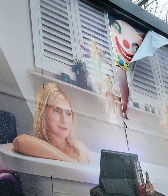 une affiche qui se décolle avec un clown