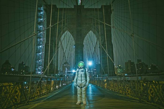 astronaute sur un pont