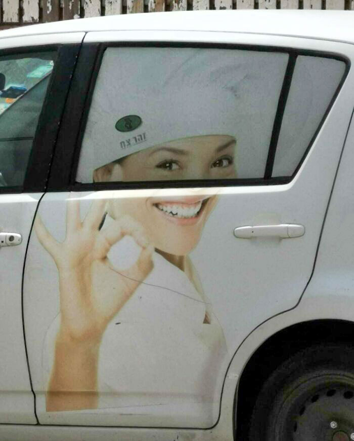 une femme sur une voiture