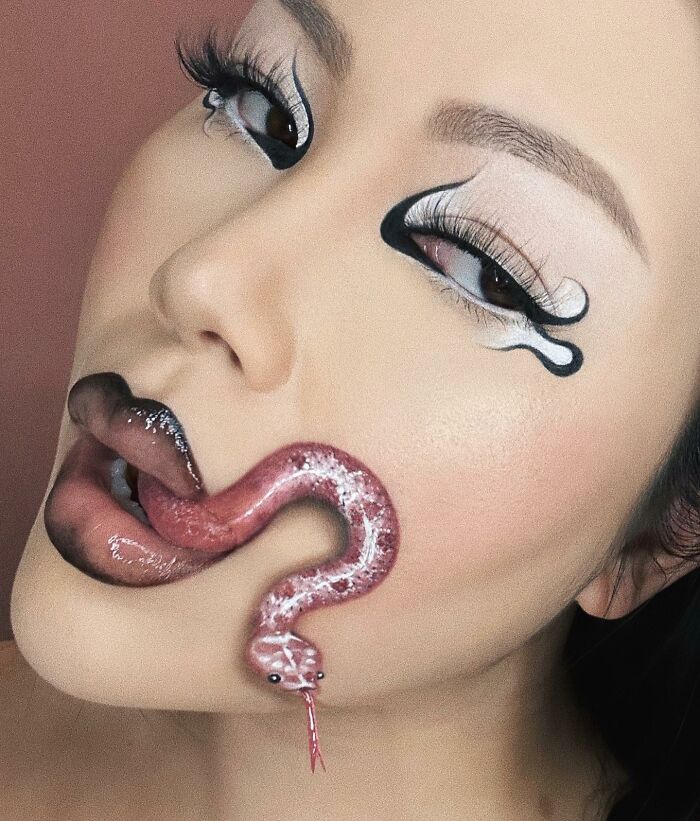 un maquillage avec une langue serpent