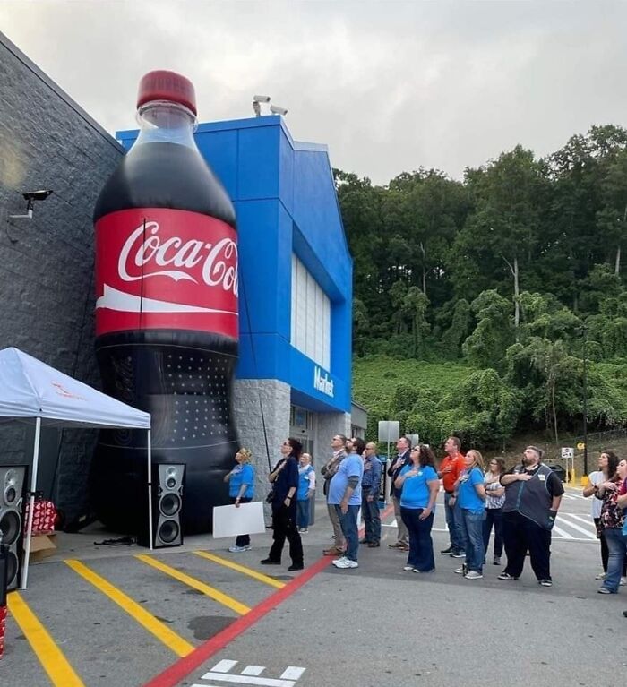 une bouteille coca géante