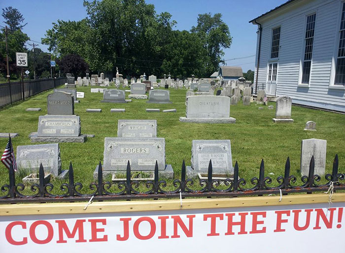 un publicité devant un cimetière