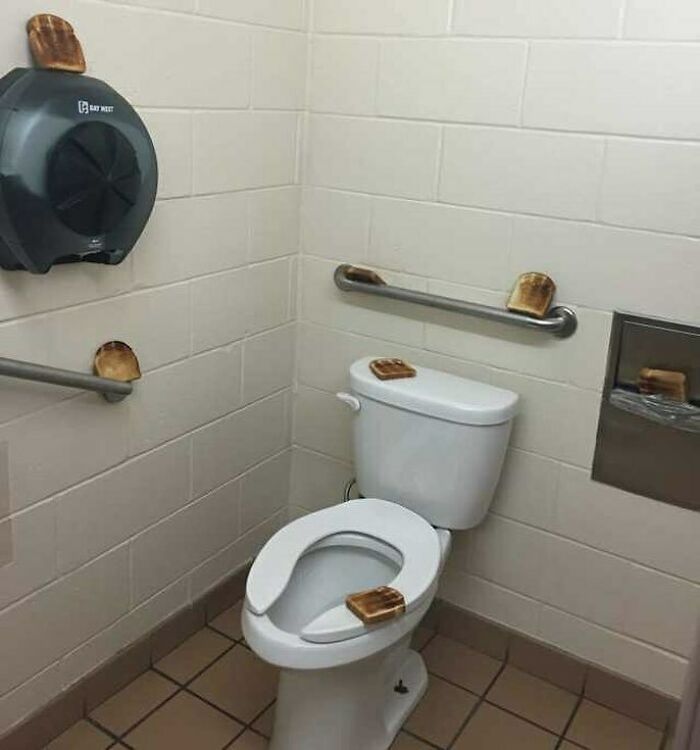 des toasts dans les toilettes