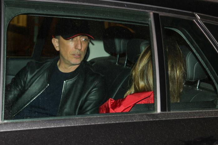 Gad Elmaleh et Natalie Portman de dos dans le taxi