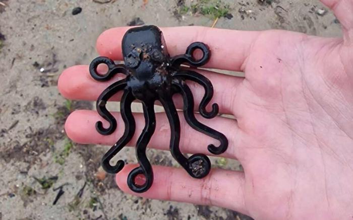 Pieuvre noire LEGO retrouvée sur une plage