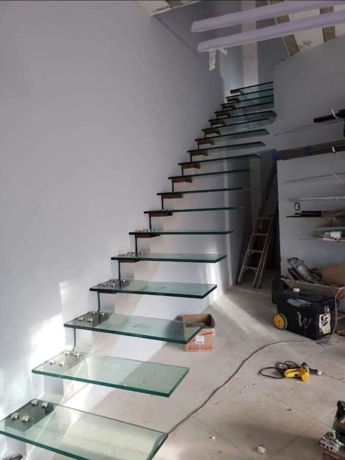 un escalier en verre