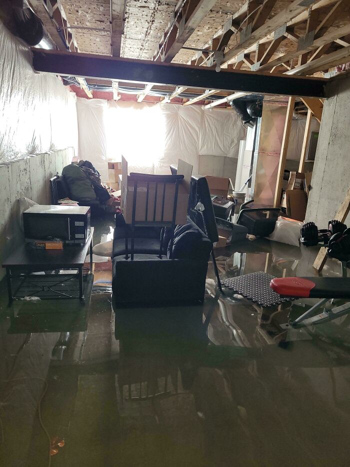 inondation au sous-sol avec le tuyau d
