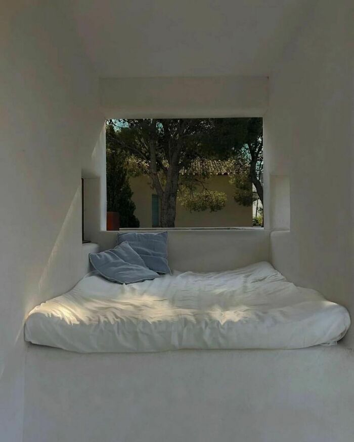 un lit entre deux murs