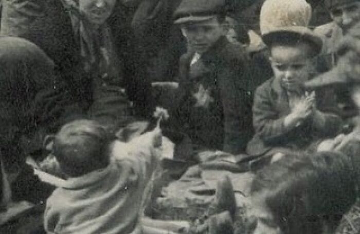 Moment de tendresse à Auschwitz entre des enfants juifs