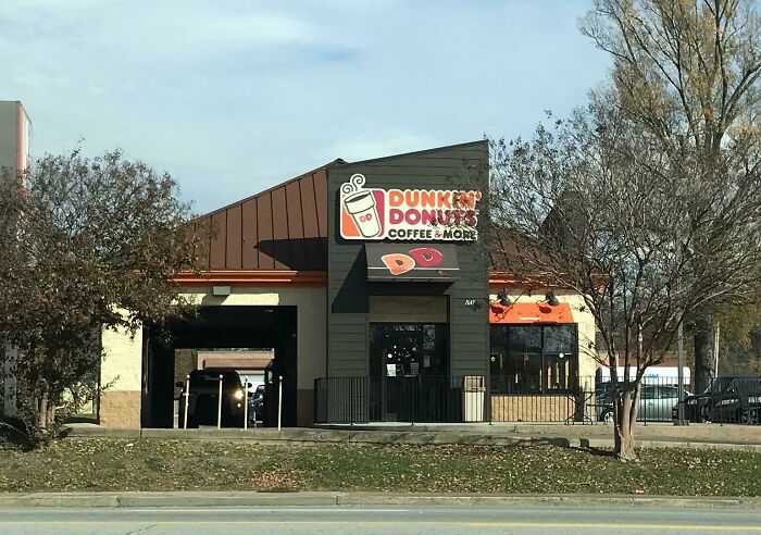 Un Dunkin’ Donuts dans une station de lavage