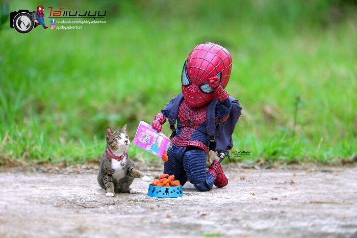 baby spiderman avec de la nourriture