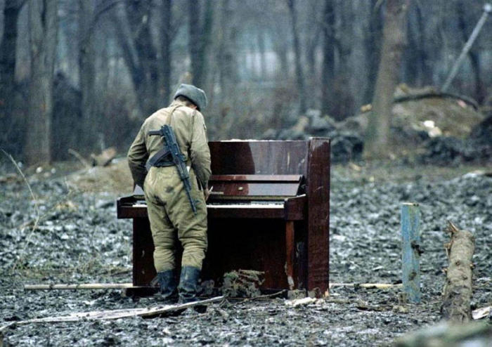 Soldat russe joue au piano en Tchétchénie