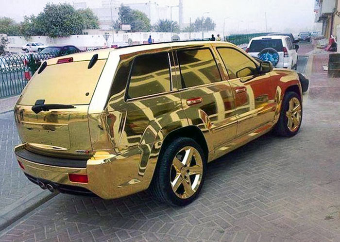 une voiture plaqué or