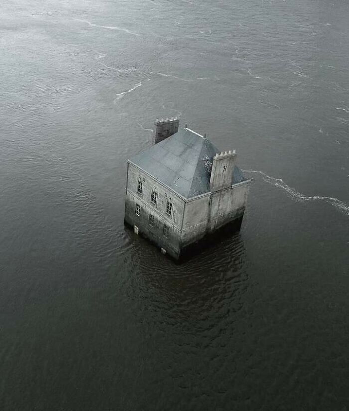 une maison dans la mer