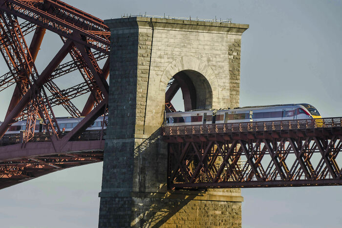 un train sur un pont