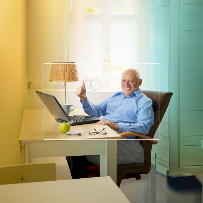 un vieil homme devant un PC