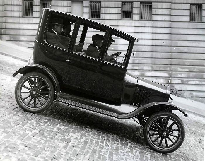 Une Ford Model T descendant une colline à San Francisco, vers 1921