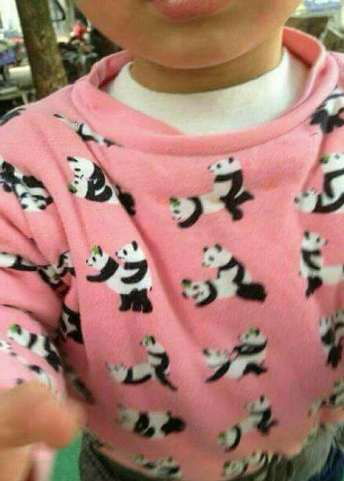 un pull rose avec des pandas