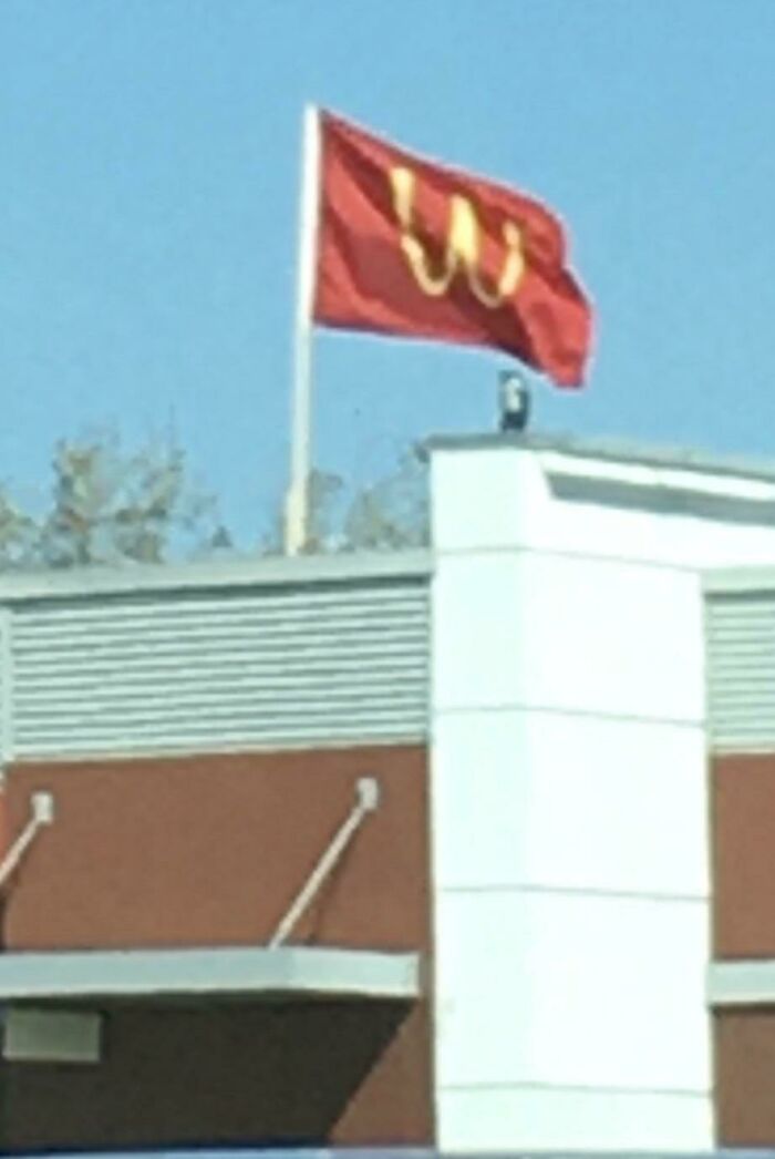 un drapeau mcdo à l