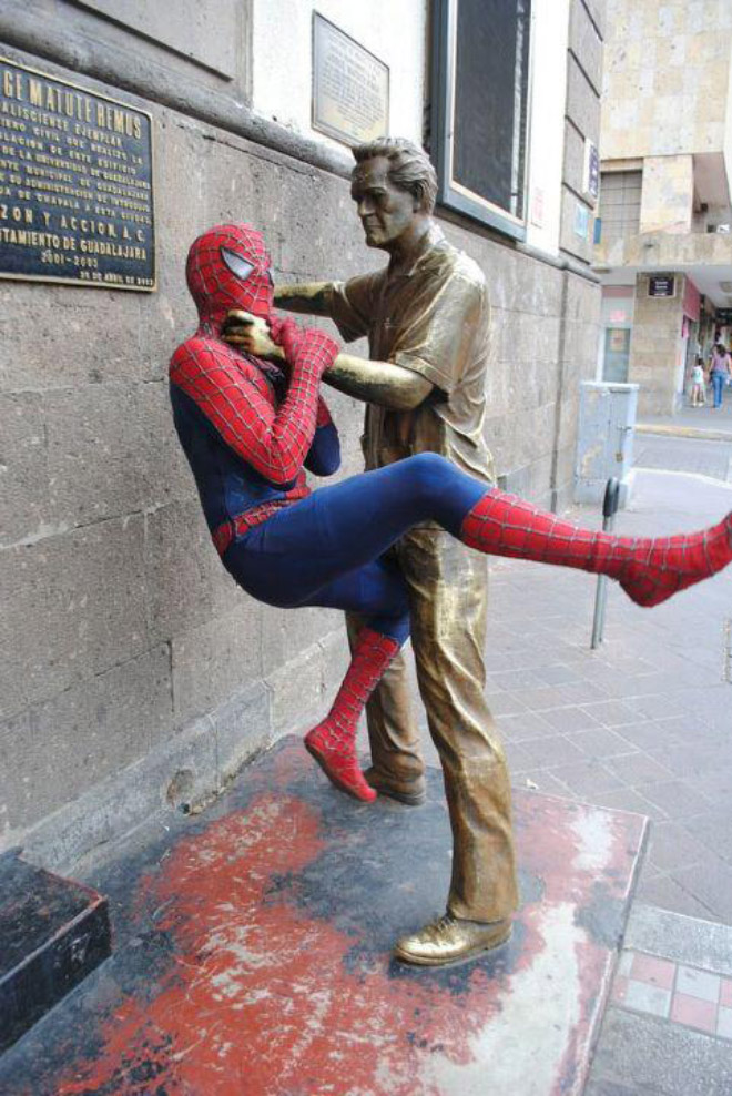 une statue contre spiderman