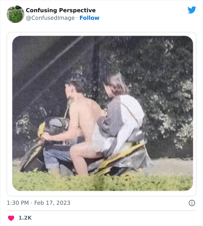 un homme nu sur un scooter