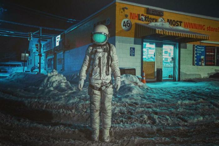 astronaute sur la neige dans la rue