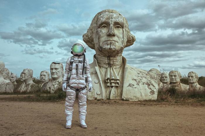 astronaute devant une statue