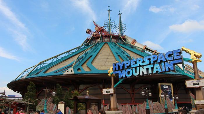 Attraction hyperspace mountain à Disneyland Paris