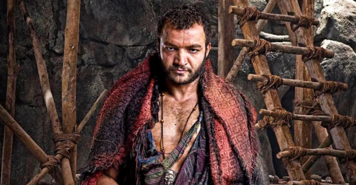 Nick Tarabay dans le role de Ashur