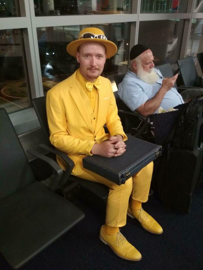 un homme en costume jaune