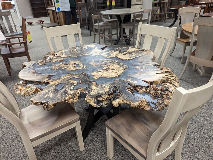 une table en bois
