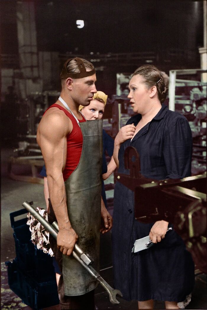Ouvrier et superviseur dans une usine automobile, Moscou, Union soviétique, 1954