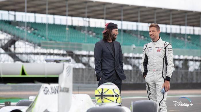 Keanu Reeves et Jenson Button sur une piste de F1