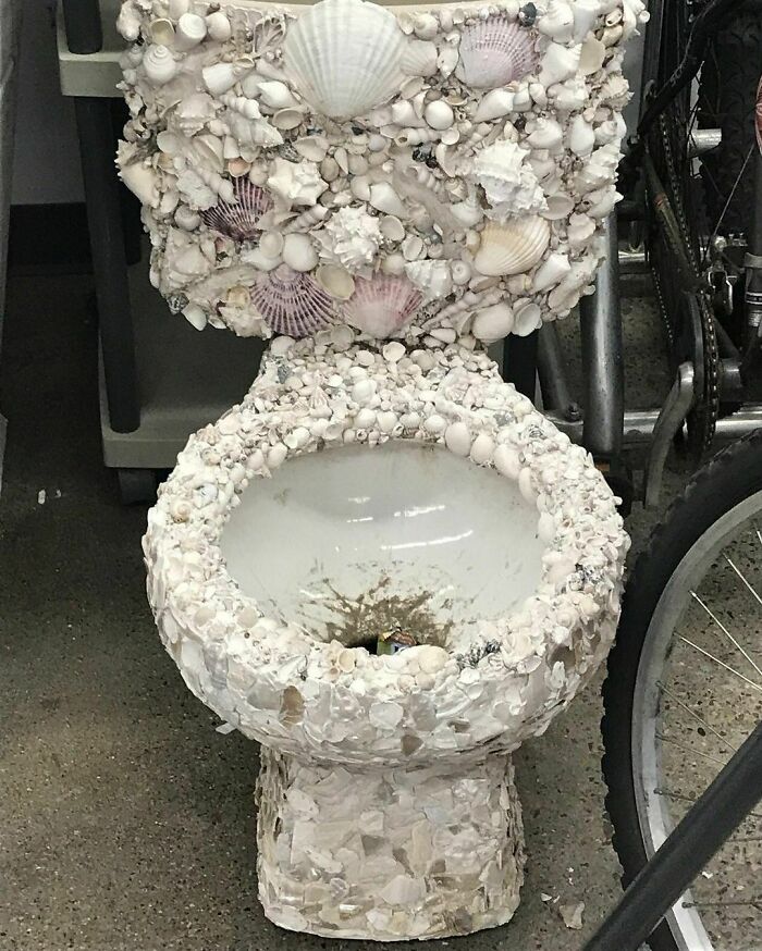 Un toilette sur le thème de la mer