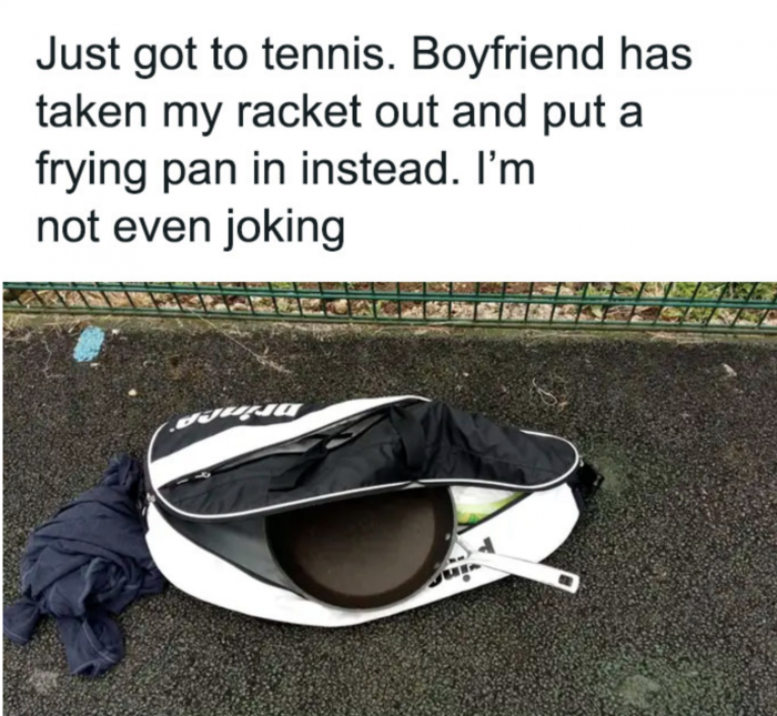 poele dans un étui à raquettes de tennis