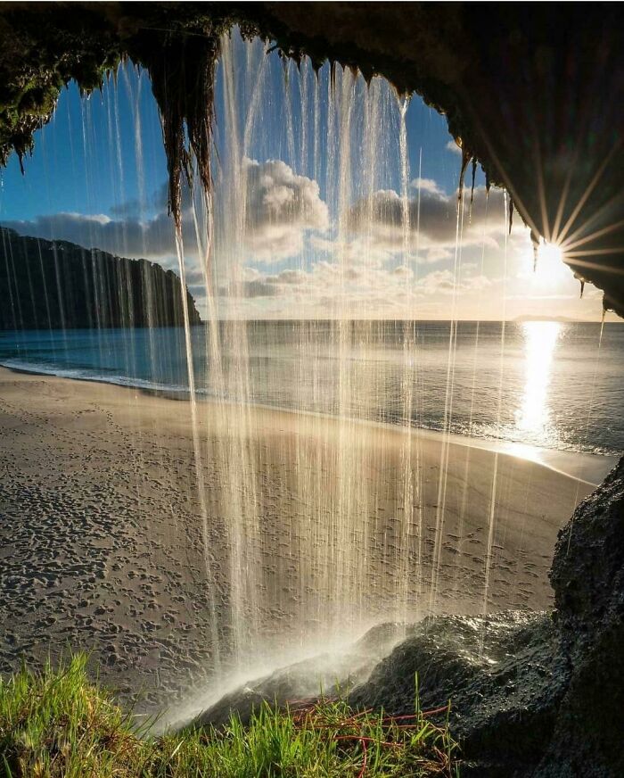 vue sur une plage depuis une caverne 