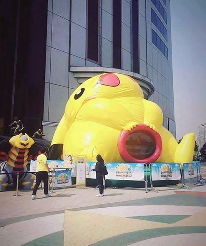 un pikachu gonflable