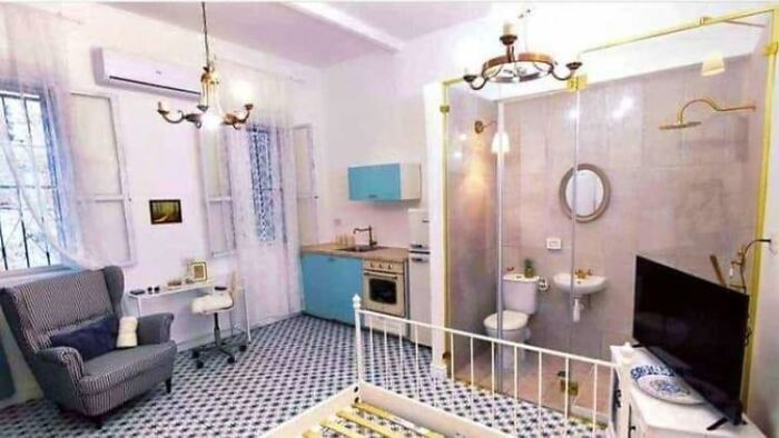 une salle de bain dans la cuisine