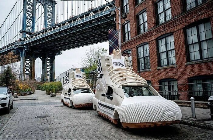 Des chaussures géantes roulantes dans la rue