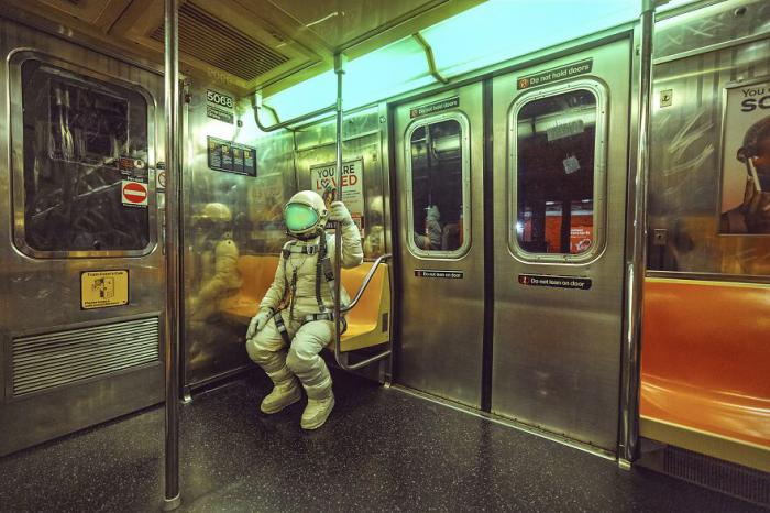 astronaute dans un métro