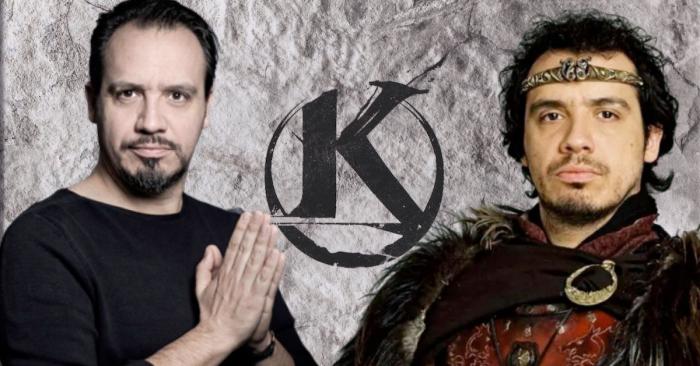 Alexandre Astier et le Roi Arthur devant le logo de Kaamelott