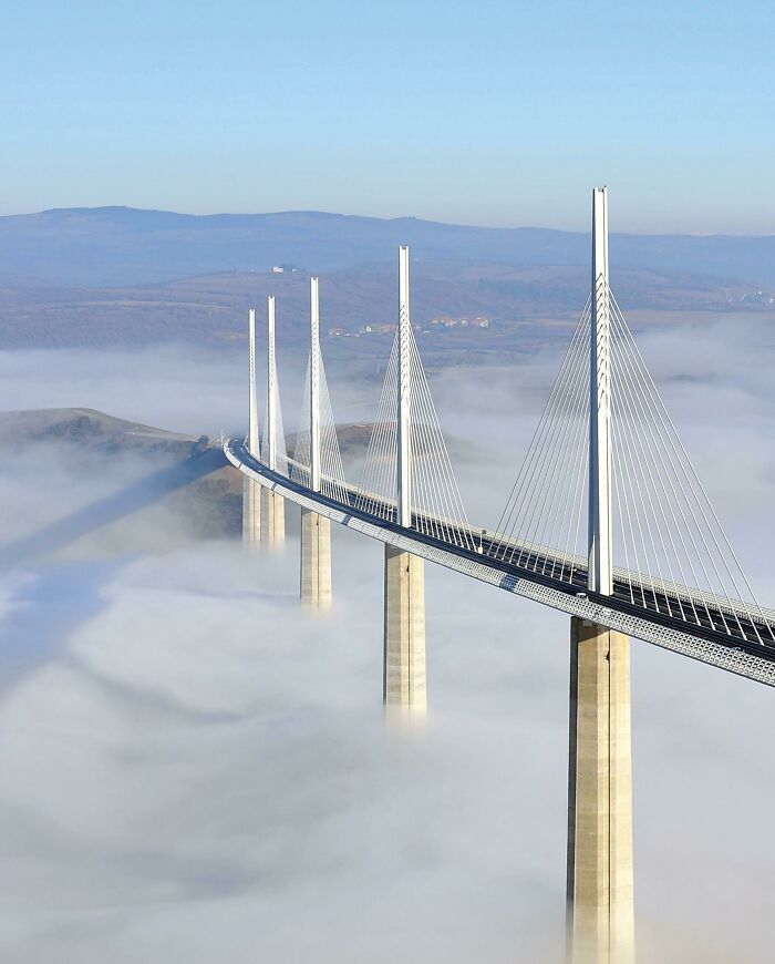 un pont au dessus des nuages