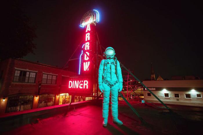 astronaute sur un restaurant