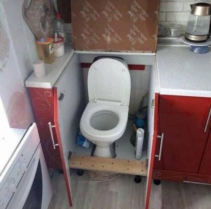 un wc caché dans la cuisine