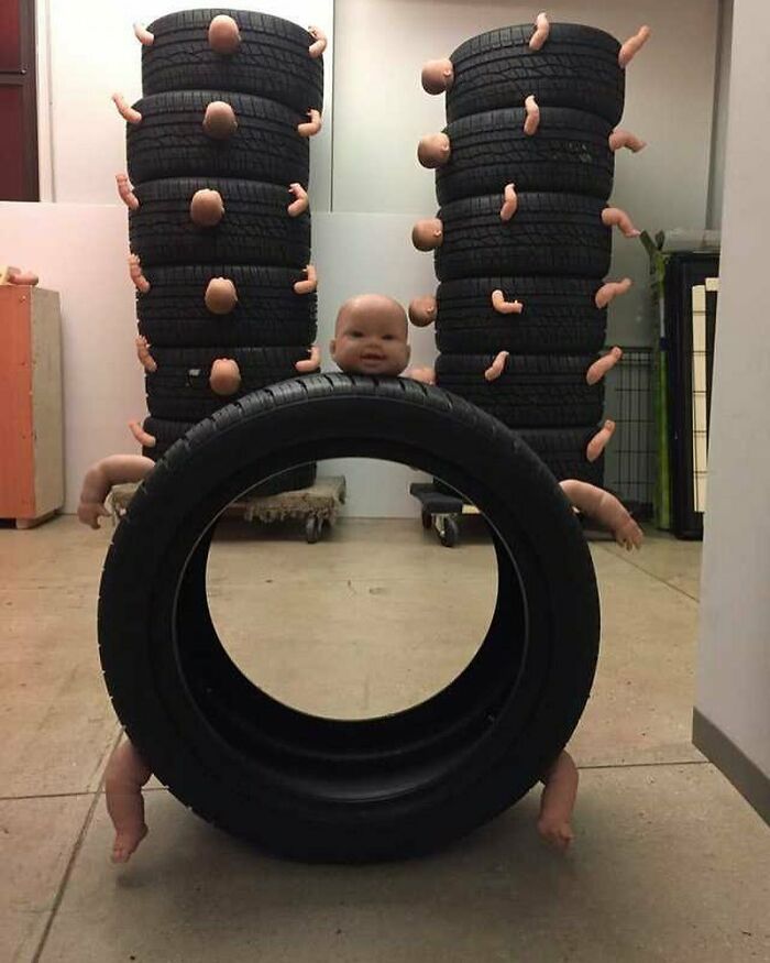 des pneus en forme de poupées