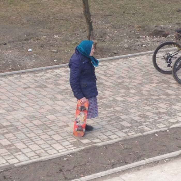 une mamie en skateboard