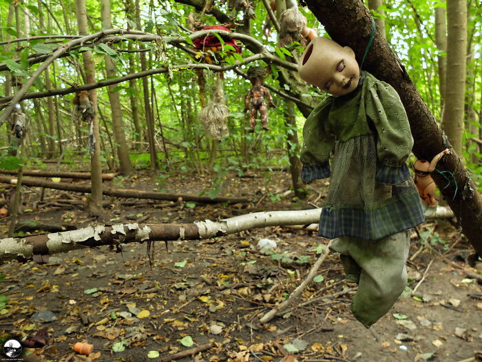 Poupées dans une forêt en Allemagne